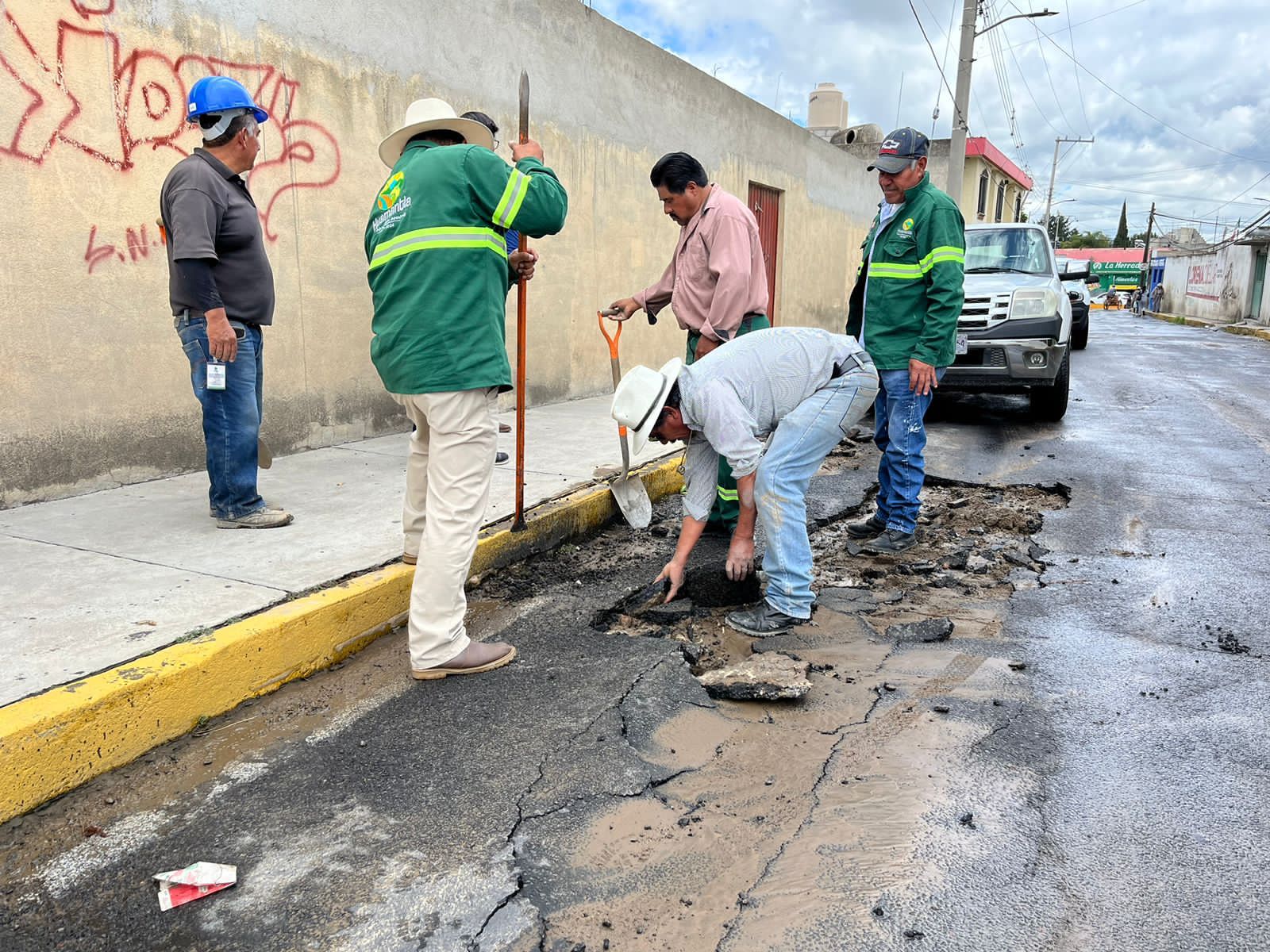 Atiende Capamh fuga de agua en calle del centro de Huamantla